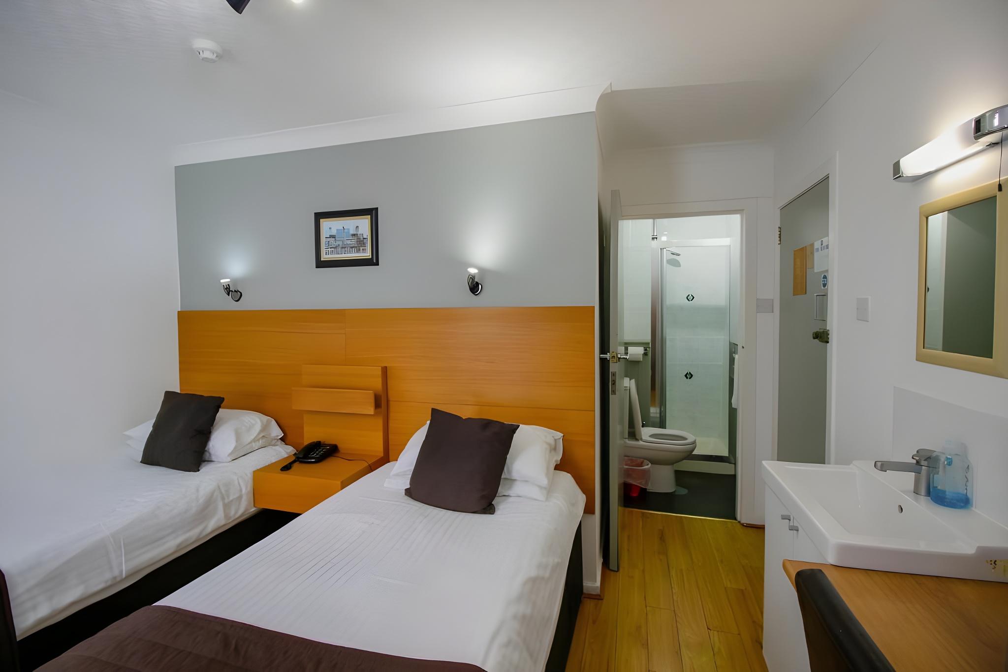 ROOM, TWIN BEDS, SHARED BATHROOM