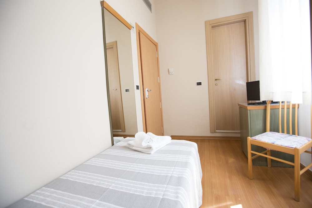 ROOM, TWIN BEDS