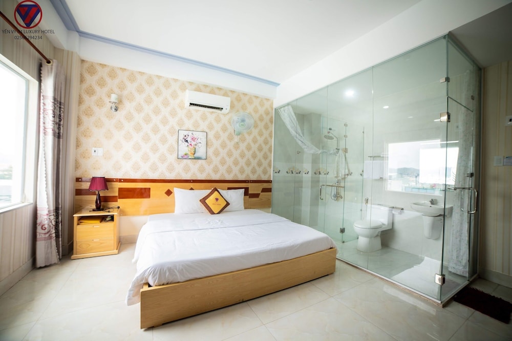 DELUXE, KING BED