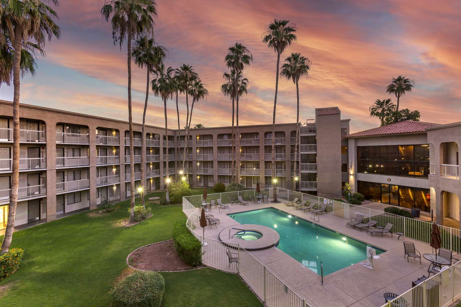 Best Western Plus Scottsdale Thunderbird Suites 43/46