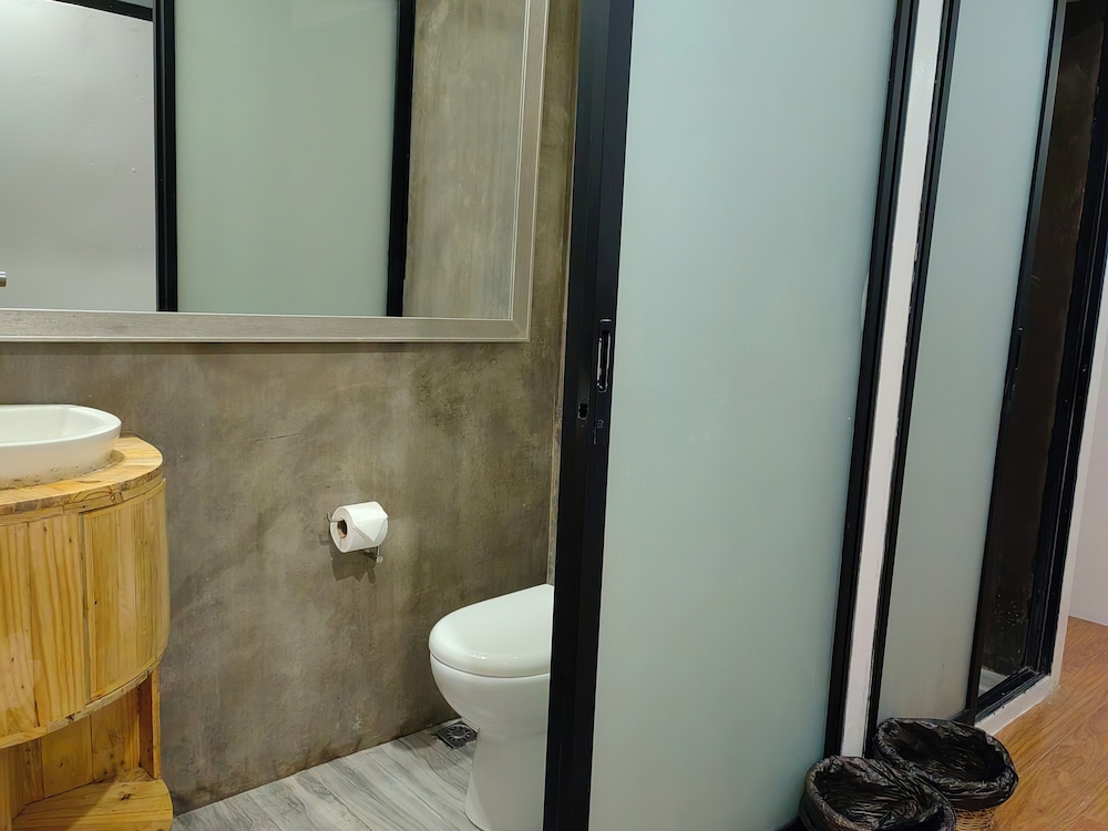 Containers By Eco Hotel Tagaytay 64/66