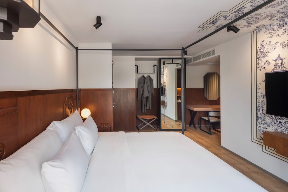 DELUXE, KING BED