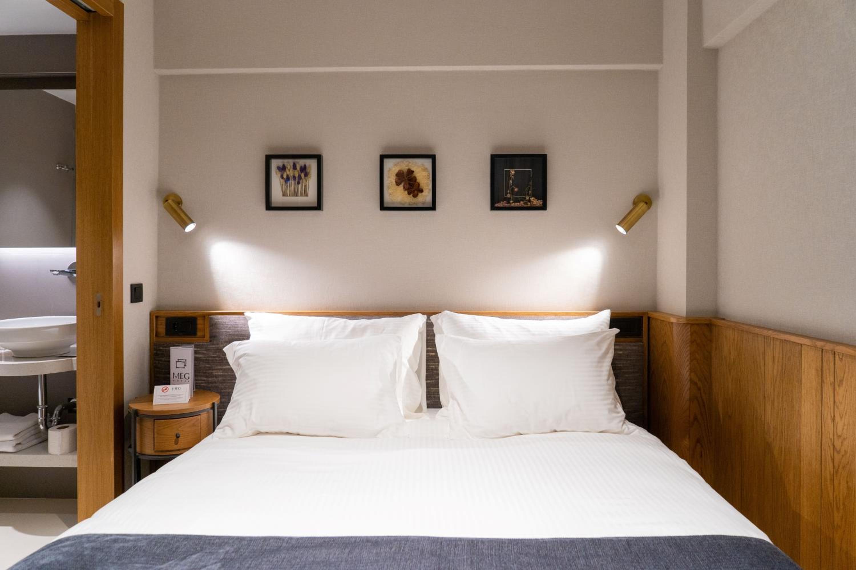 Room, Single, Double Bed, No Window