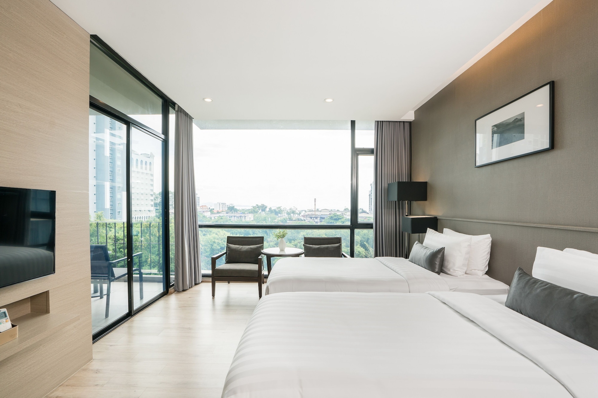 DELUXE, CITY VIEW, KITCHENETTE