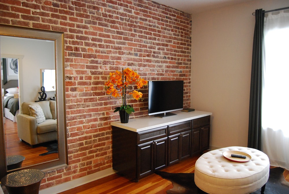 Artisan Downtown 77/80