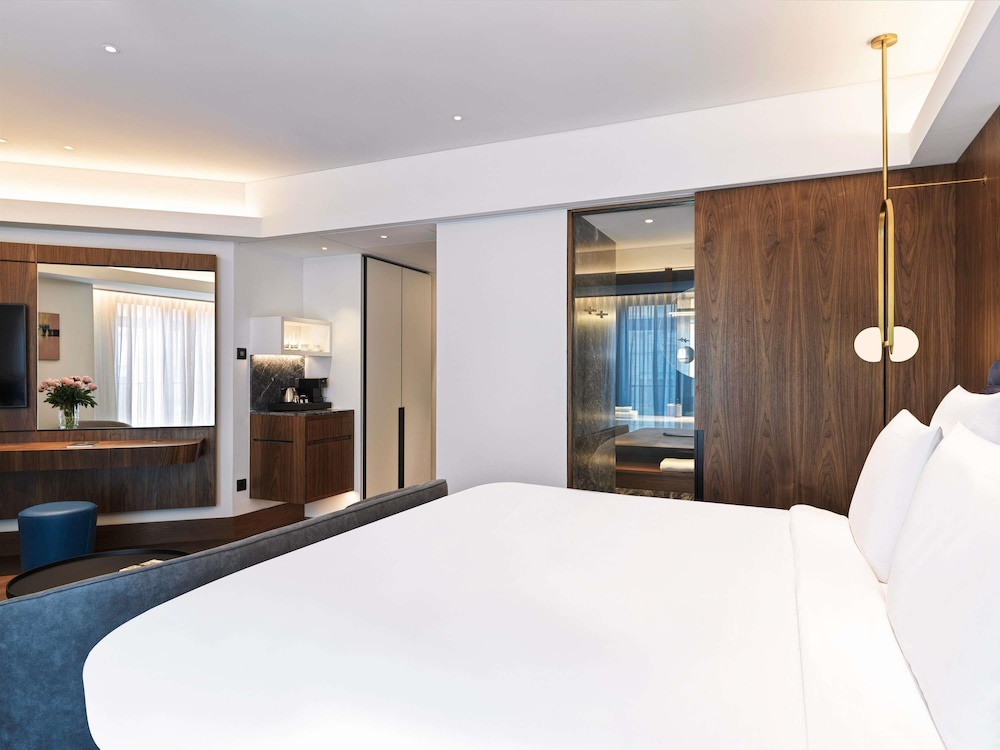 JUNIOR SUITE, KING BED