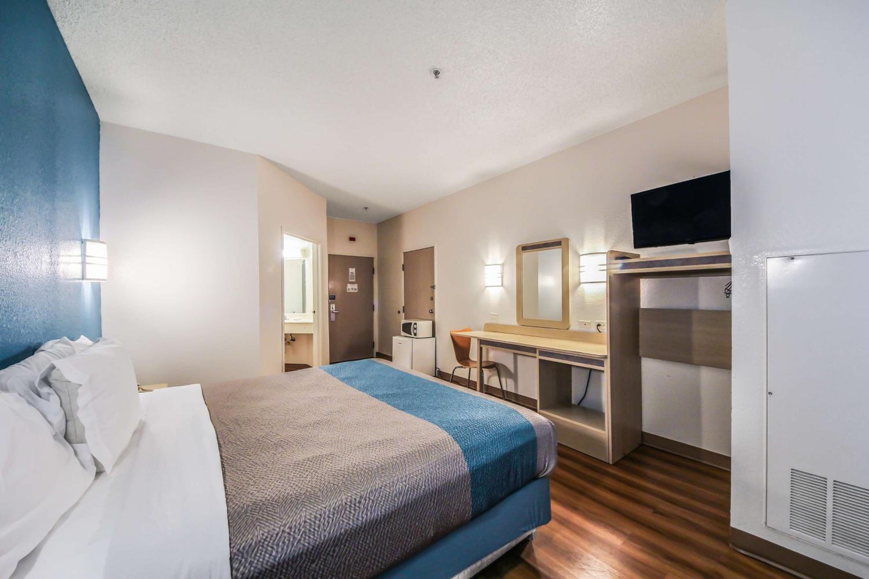 1 King Bed - Mobil Access Tub Nsmk Micfridg، Motel6 New Braunfels, TX 5/9