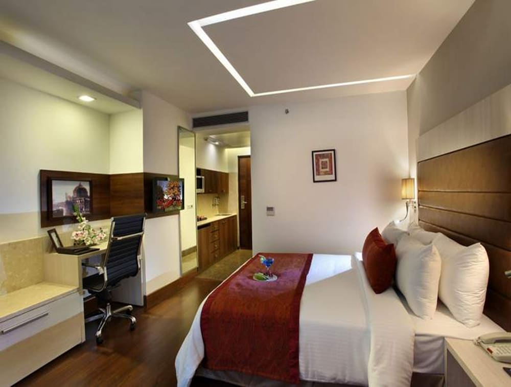 Mahagun Sarovar Portico Suites 19/38