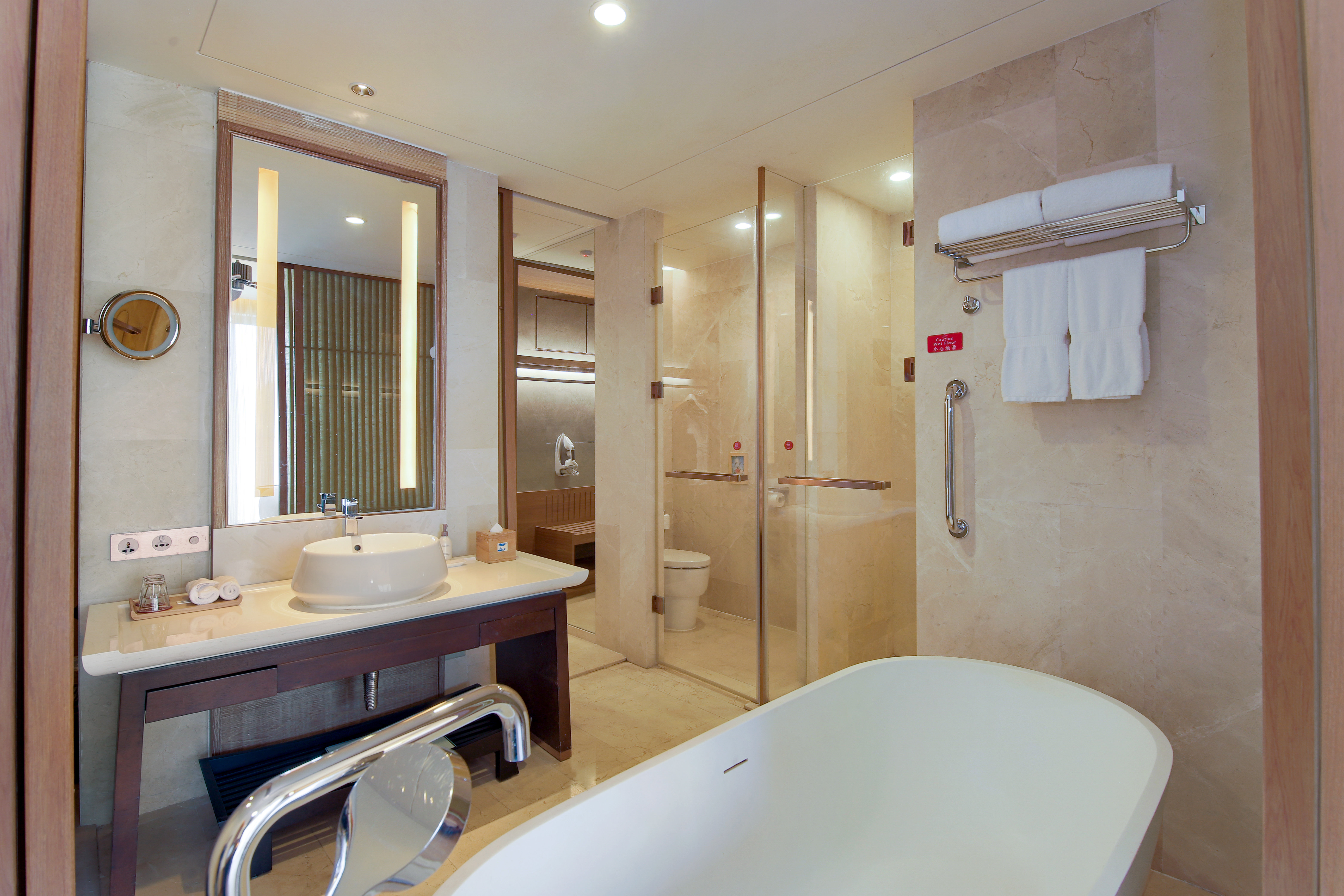 CROWNE PLAZA HAILING ISLAND 49/50