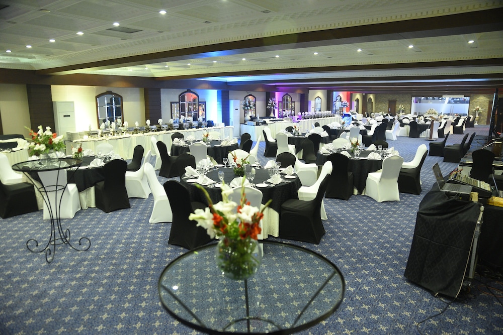 Avari Xpress Faisalabad 54/60