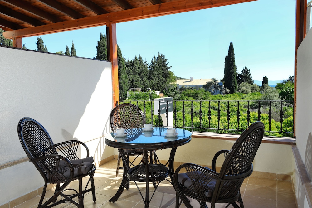 Summer Garden Suites And Beach Hotel 40/59