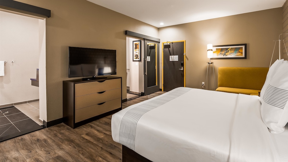GLo Best Western DeSoto Dallas 11/34