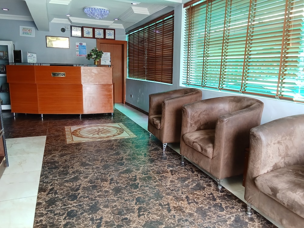 B's Hive Hotel & Suites 17/30