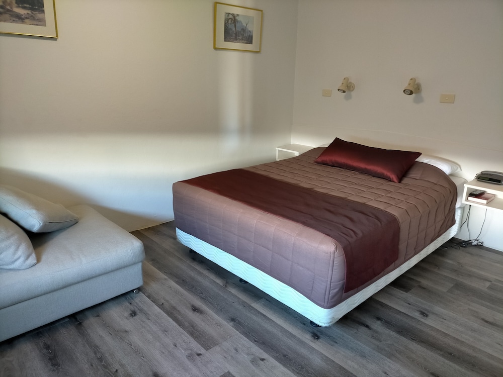 Country Motor Inn 26/36
