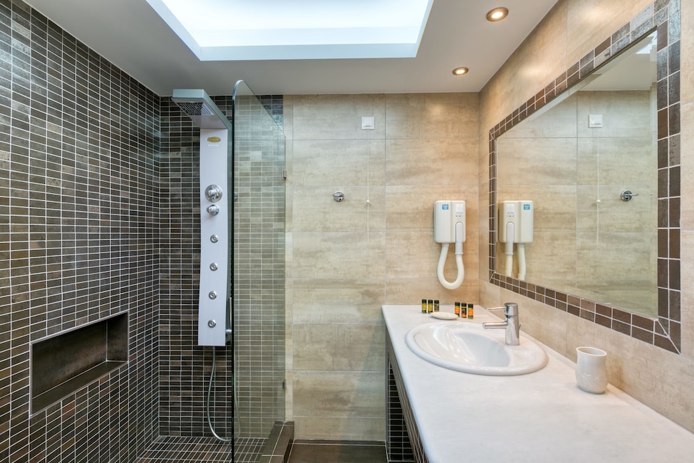 Ostria Inn 50/50