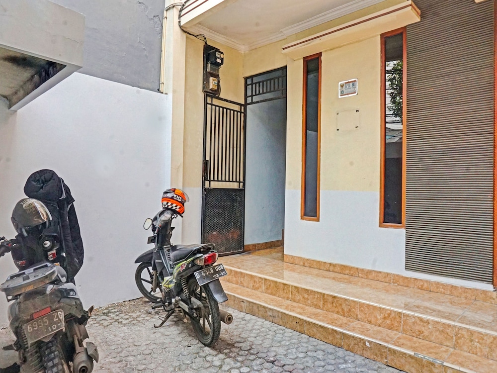 Super OYO 91535 J&b Rooms Tomang 31/35