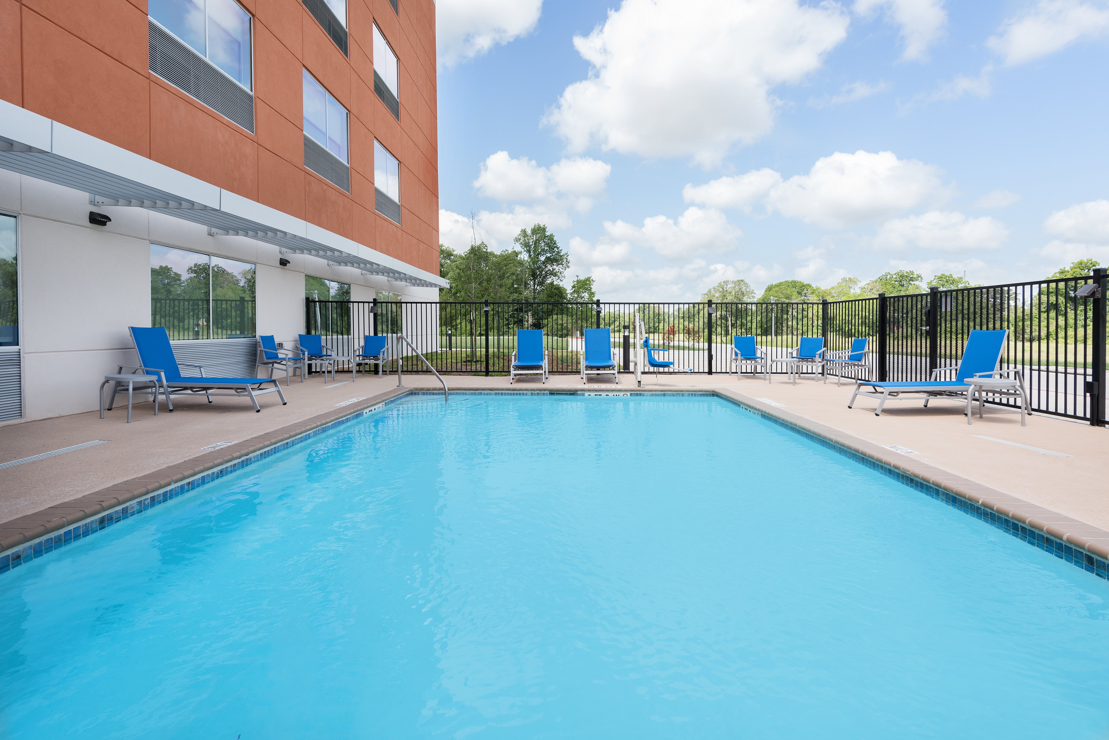 Holiday Inn Express & Suites Bryan 68/69