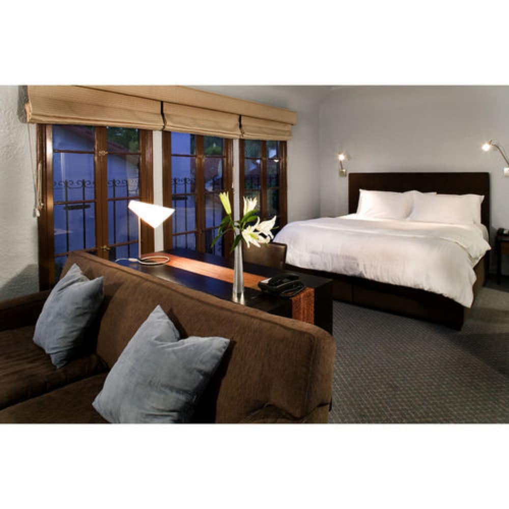 PREMIER, KING BED, KITCHENETTE