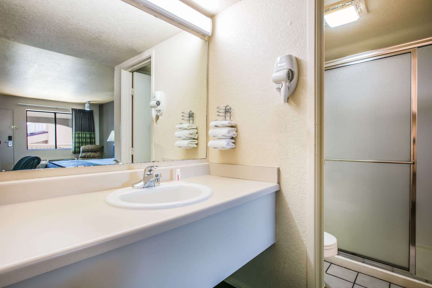 Super 8 by Wyndham Oklahoma Airport Fairgrounds West 5/6