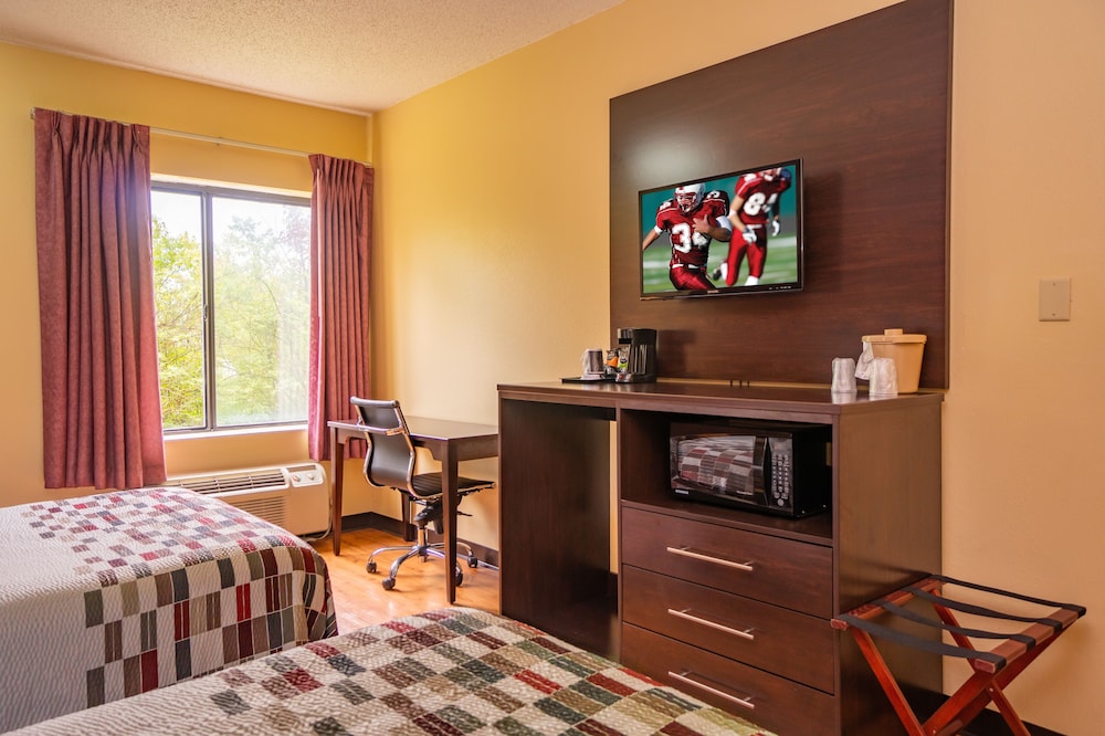 Red Roof Inn and Suites Indianapolis Airport 38/46