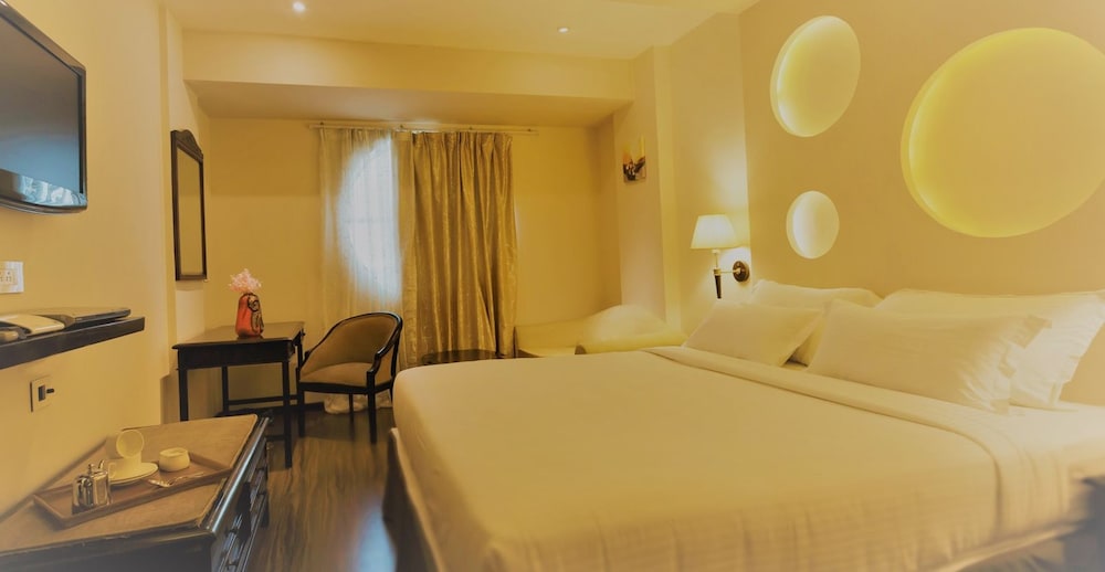 OYO Premium Airport Avinashi Road 7/17