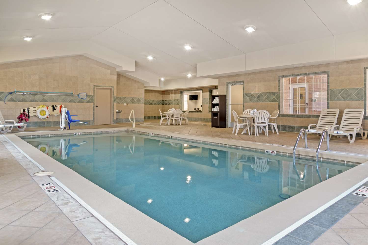 Executive Inn & Suites 16/39