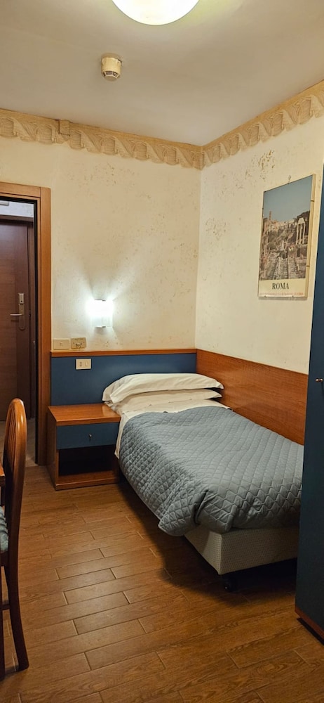 ECONOMY, SINGLE, SHARED BATHROOM