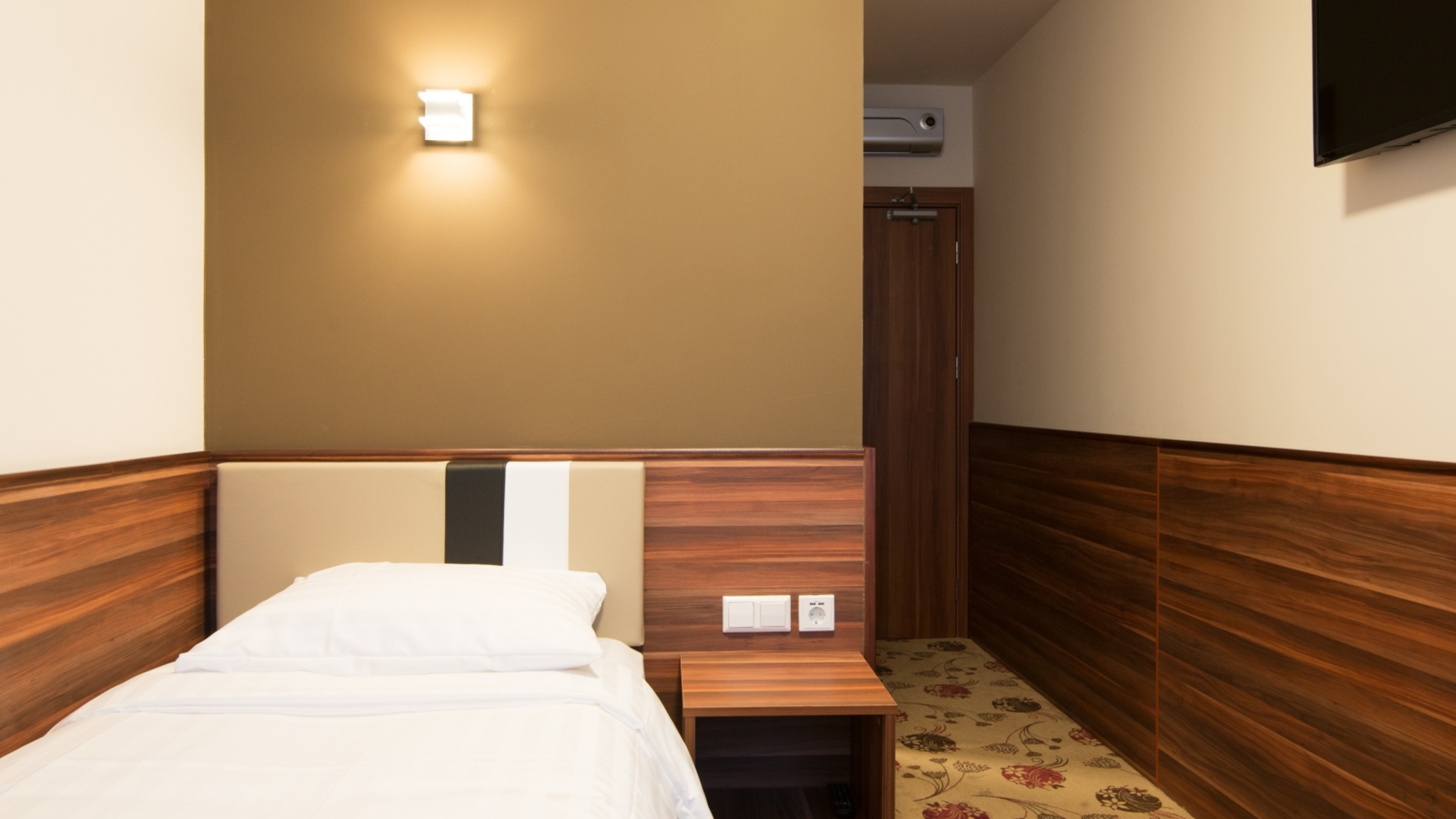 HOTEL KING'S COURT 8/19