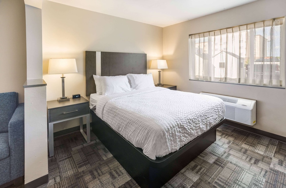 ROOM, QUEEN BED