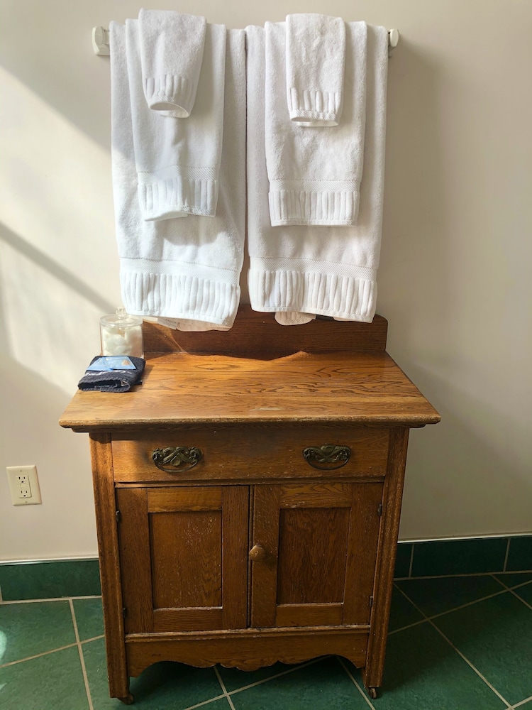 Rogues Harbor Inn 6/50