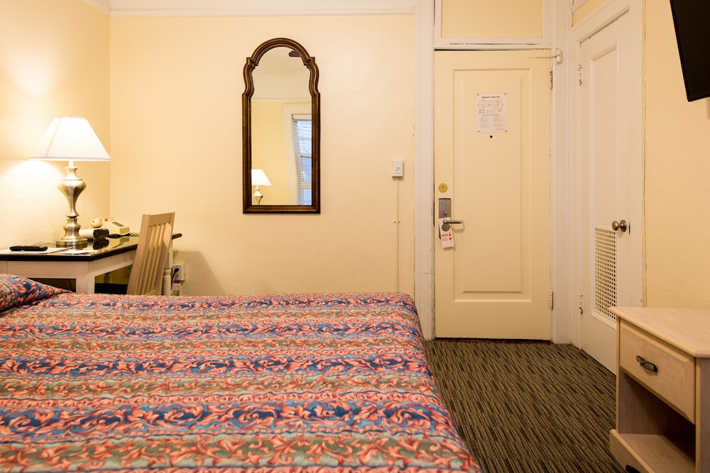 Grant Hotel 8/45