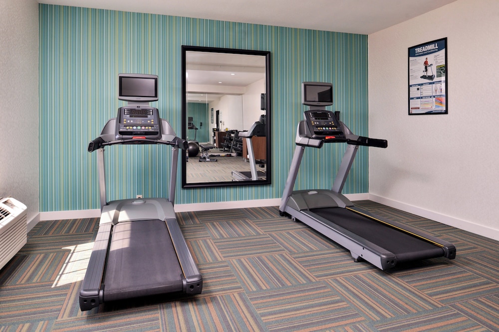 Holiday Inn Express Suites North Kansas City Ex Quality Inn Suites 36/52