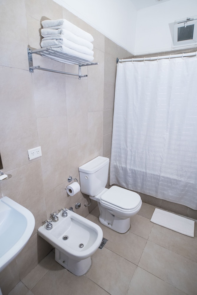 MILHOUSE HOSTEL AVENUE 16/65
