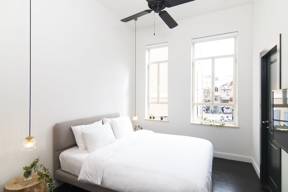 CLASSIC, QUEEN BED, CITY VIEW