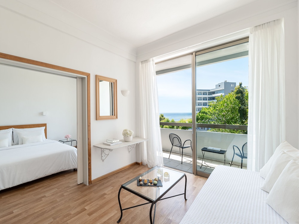 GUEST ROOM, PREMIER, FAMILY, SIDE SEA VIEW