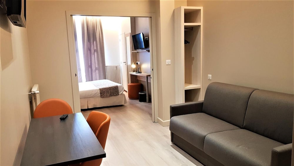 Montaigne 28/50