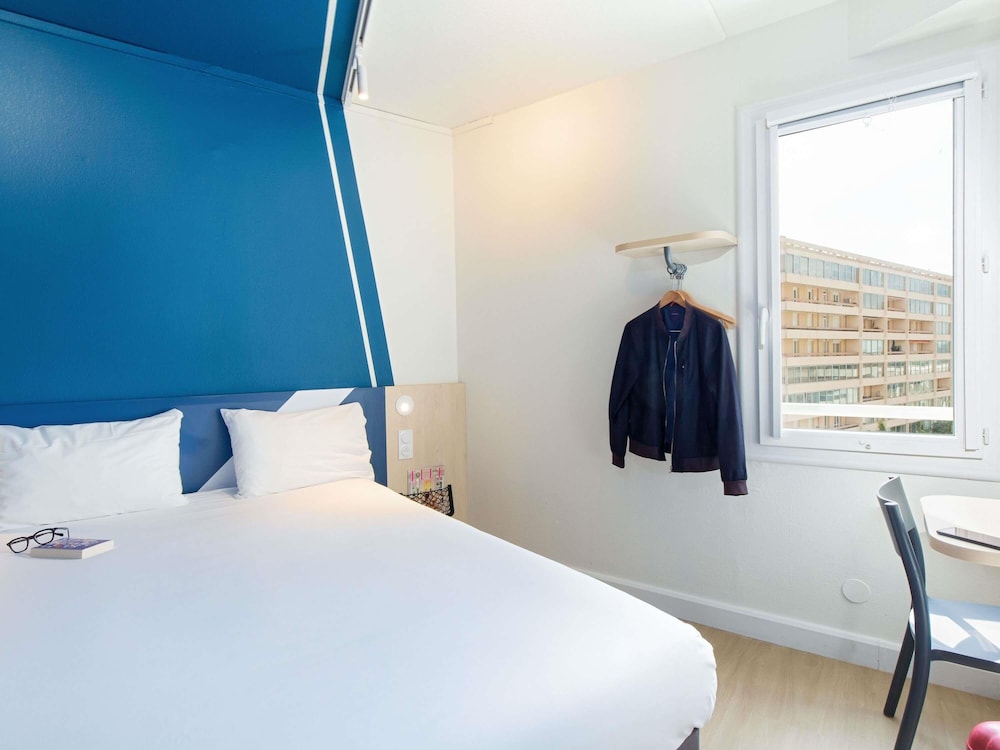 ROOM, DOUBLE BED