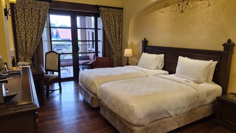 Hollywood, River, Deluxe, Twin Beds