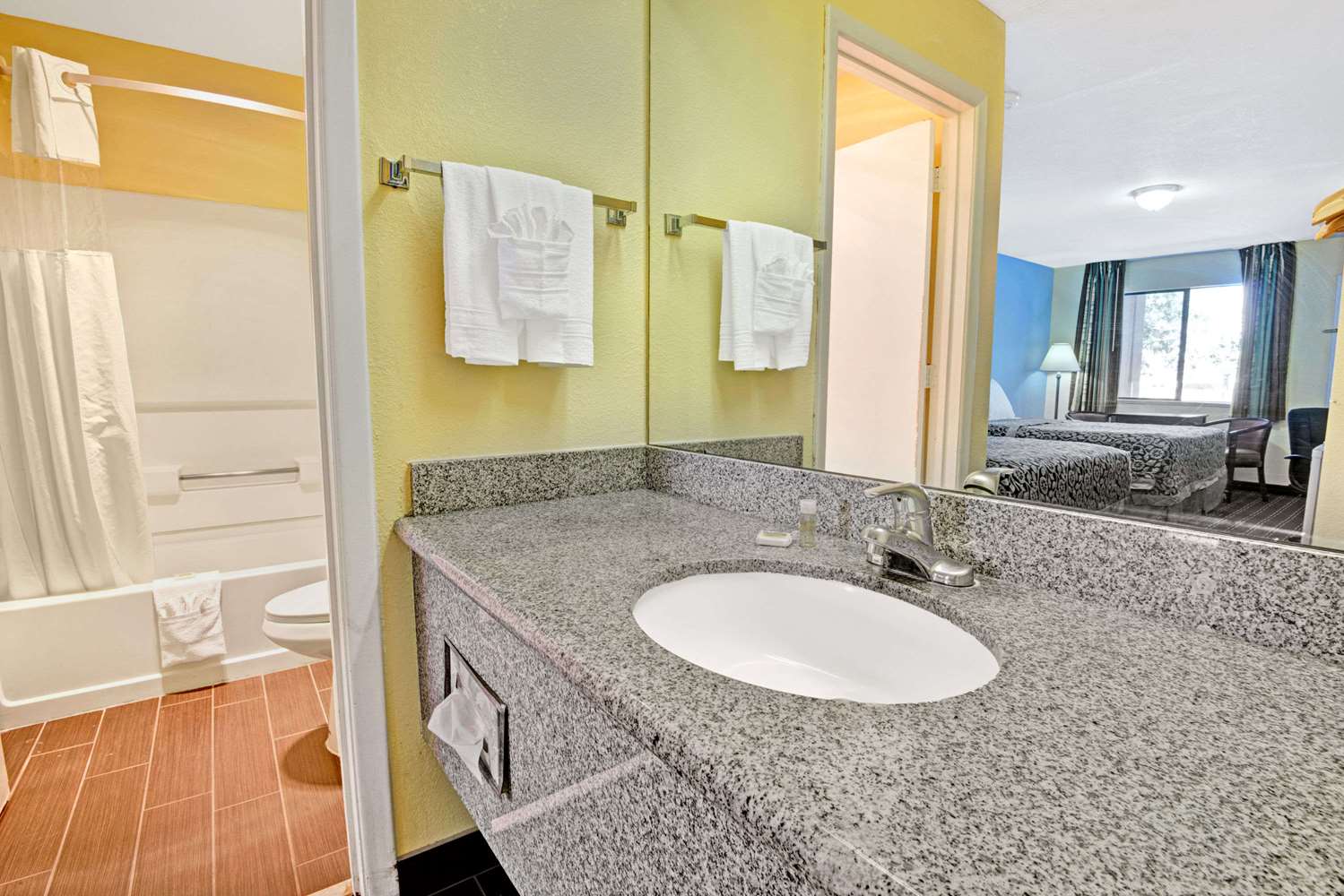 Days Inn & Suites by Wyndham Albuquerque West 8/9