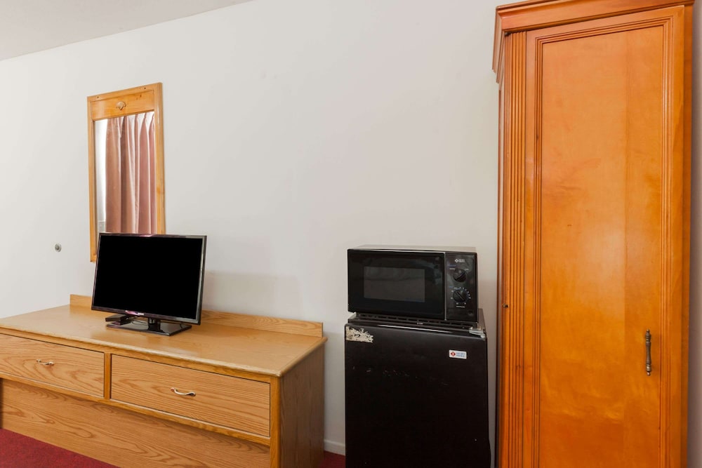 Days Inn by Wyndham Castaic Six Flags Magic Mountain 14/15