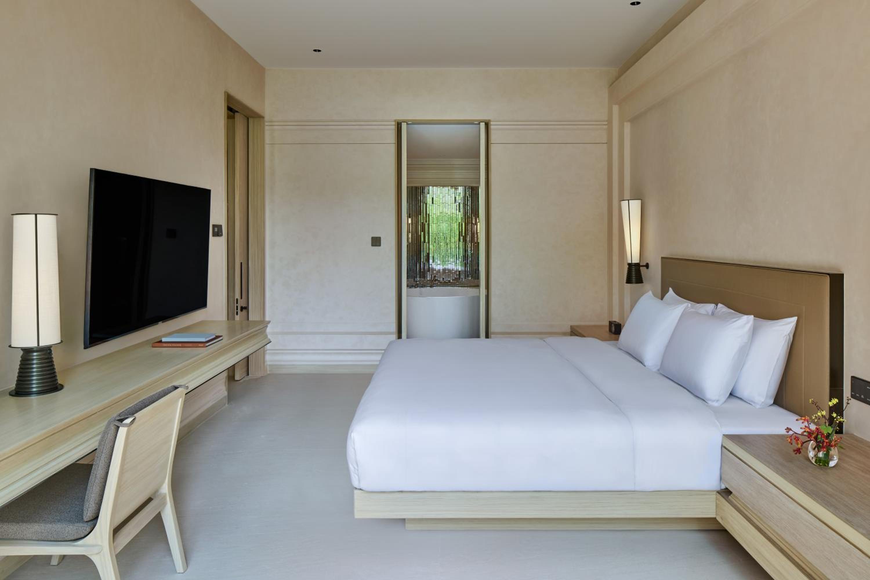 Suite, King Bed, Forest View, Balcony, Corner