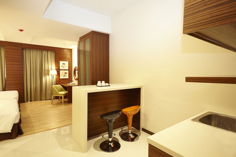 Hotel Six Seasons 49/50