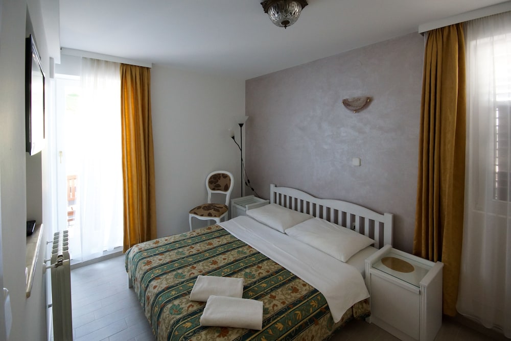 APARTMENTS AND ROOMS DEGRA 11/49