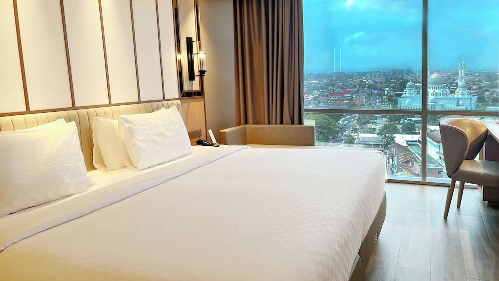 Grand, Hollywood, Deluxe, King Bed, Swiss-Belhotel Solo 4/9