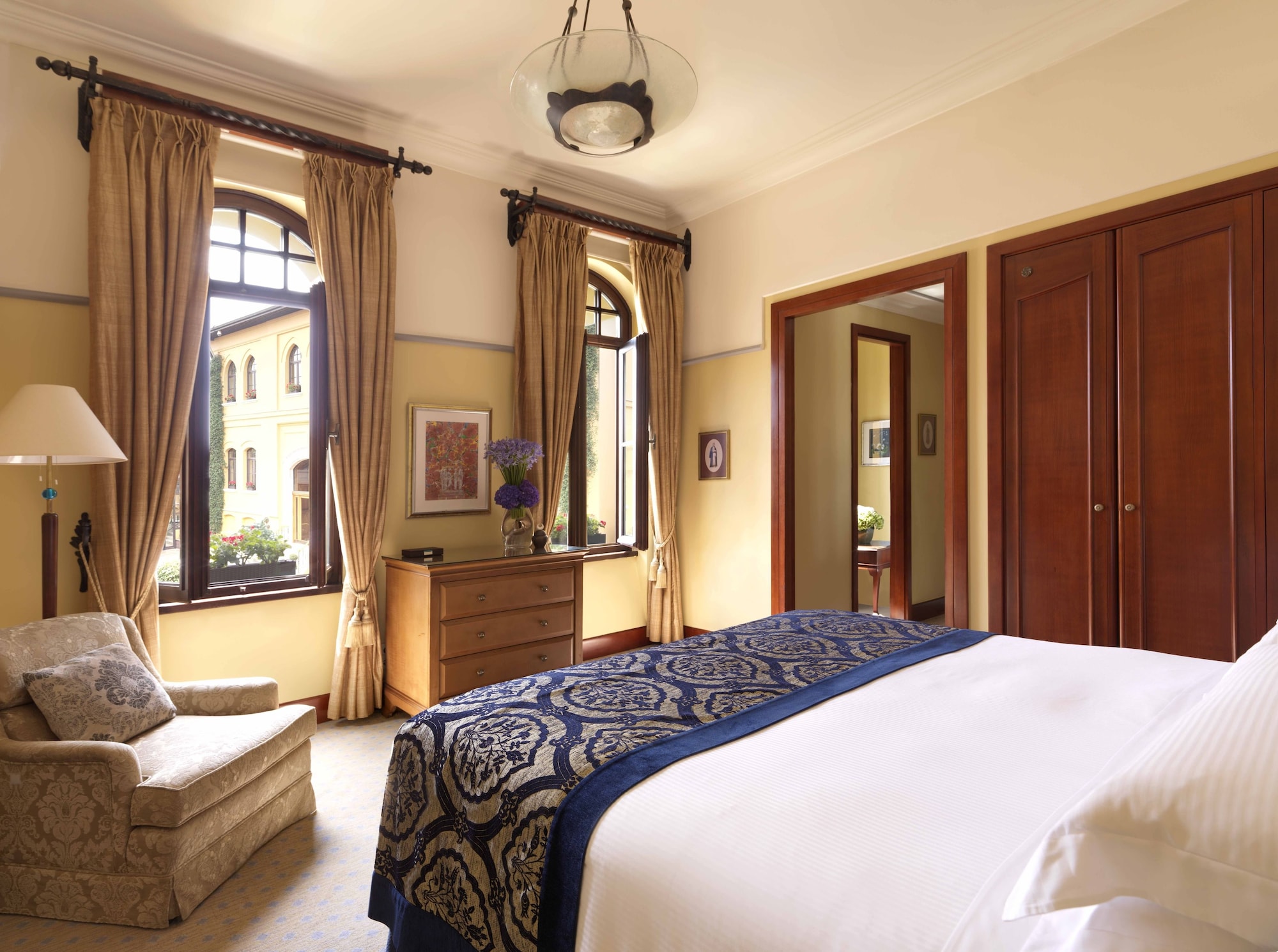 EXECUTIVE, SUITE