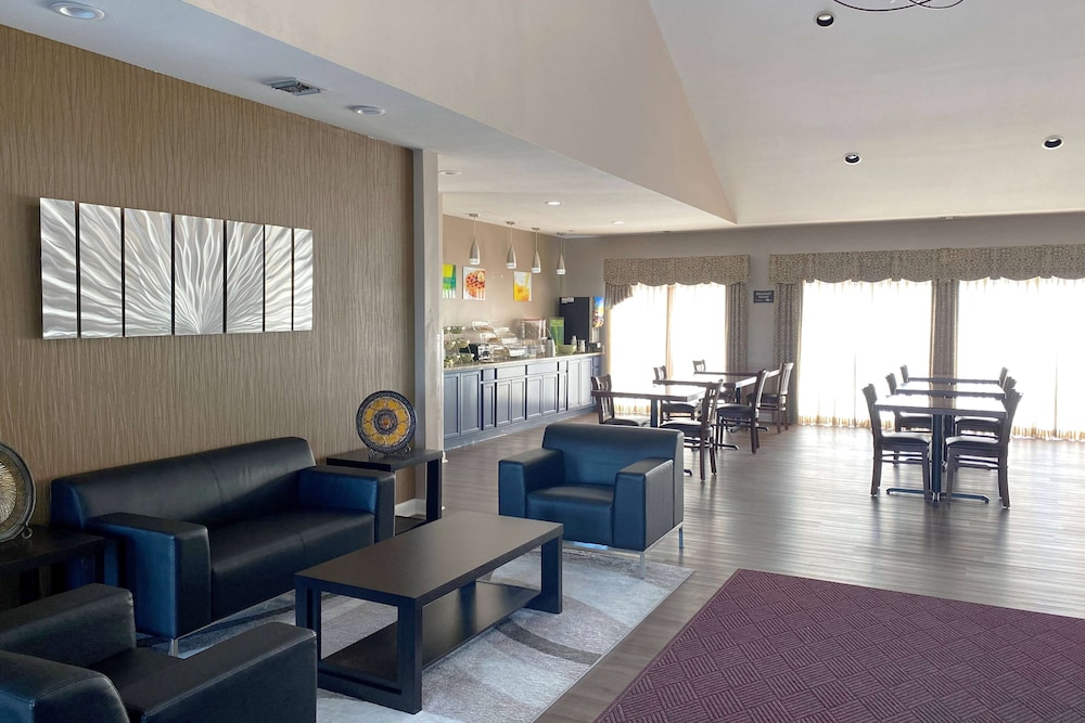 AmericInn by Wyndham Fort Atkinson 24/37