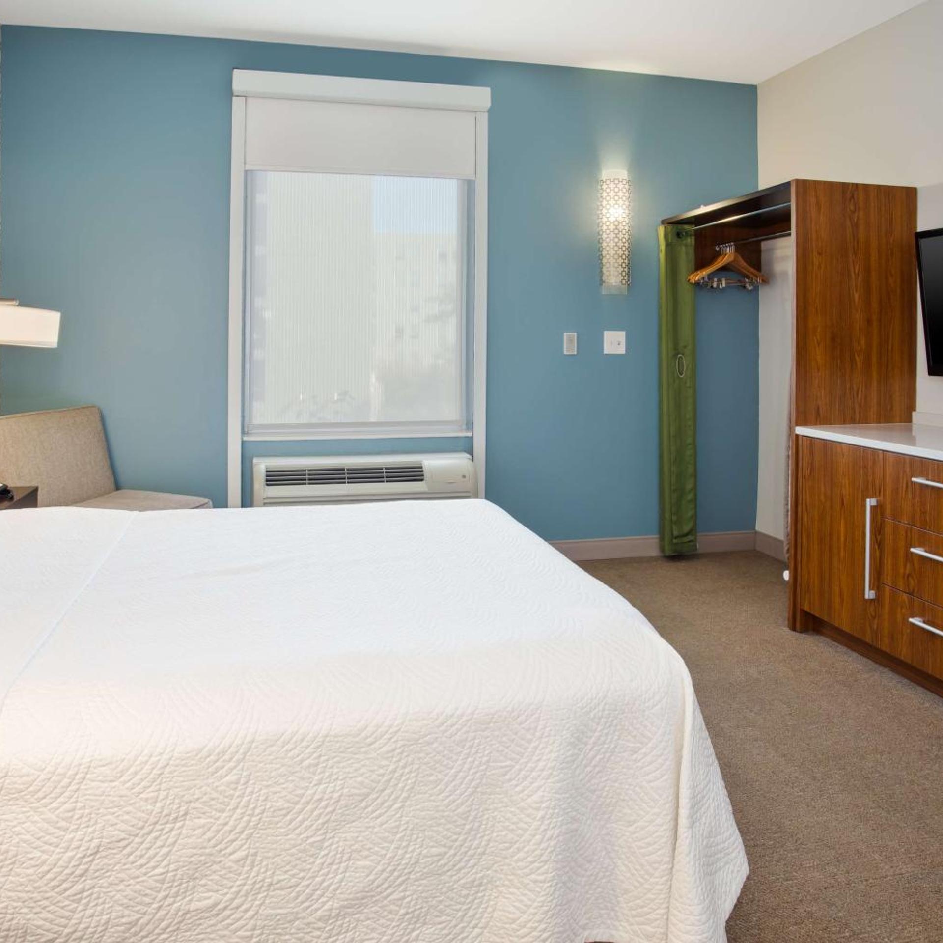 Suite, Queen Bed, Sofa, Accessible