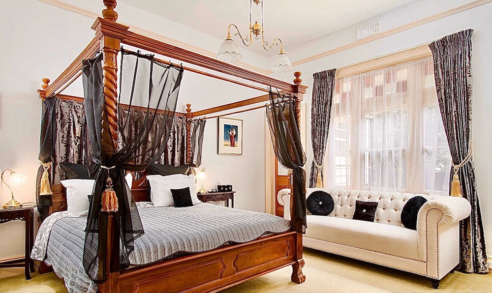 Newton, Deluxe, King Bed
