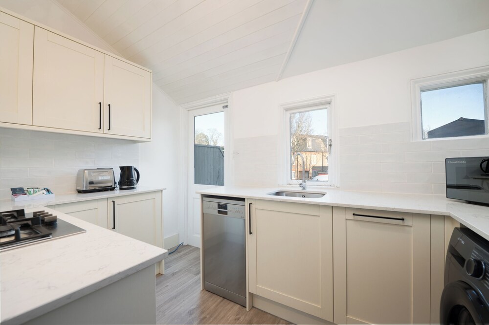 VESTO Three Bedroom Apartment in Clapham 1/26