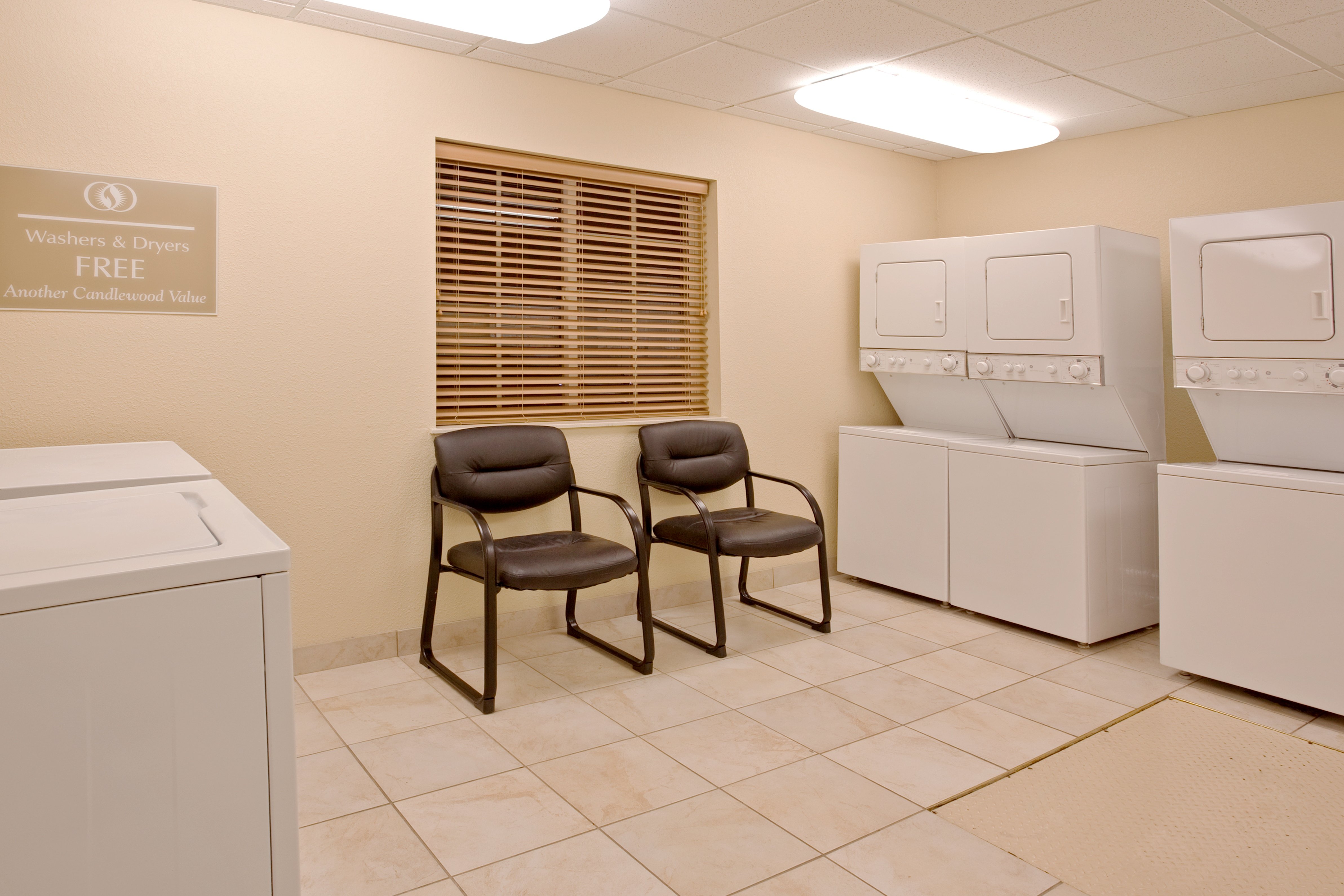 CANDLEWOOD SUITES POLARIS 27/39